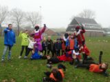 Voetbalpieten bezoeken training S.K.N.W.K. JO9-1 en JO7-1 op zaterdag 4 december 2021 (56/75)